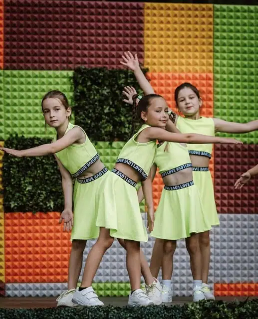 Coregrafie de grup în costume verzi