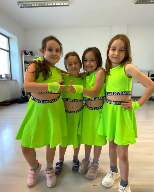 Costume noi, aceeași energie
