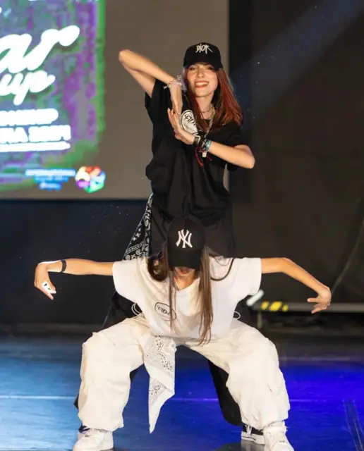Mișcare de popping pe scena Star Cup