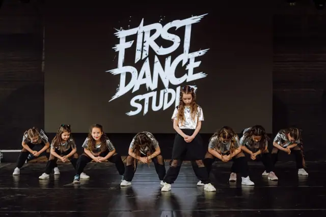 Echipa noastră pe scenă, sub sigla First Dance Studio
